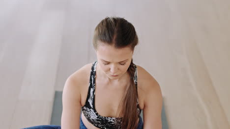 Schöne-Yoga-Frau,-Die-Einen-Gesunden-Lebensstil-Ausübt-Und-Die-Lotus-Vorwärtsbeuge-Pose-übt,-Genießt-Das-Training-Im-Studio-Und-Trainiert-Achtsamkeits-Atemübungen
