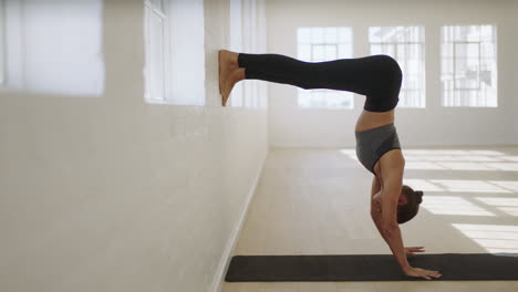 Gesunde-Yoga-Frau-übt-Handstand-Split-Pose-Und-Genießt-Den-Fitness-Lebensstil-Beim-Training-Im-Studio,-Das-Schönes-Körpertraining-Auf-Der-Trainingsmatte-Ausdehnt