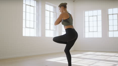 Gesunde-Yoga-Frau-übt-Posen-Und-Genießt-Fitness-Lifestyle-Engagement-Beim-Training-Im-Studio,-Stretching-Körpertraining-Auf-Der-Trainingsmatte