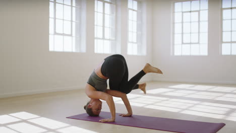 Gesunde-Yoga-Frau-übt-Fliegende-Spagat-Pose-Und-Genießt-Den-Fitness-Lebensstil,-Trainiert-Im-Studio-Und-Dehnt-Schönes-Körpertraining-Auf-Der-Trainingsmatte