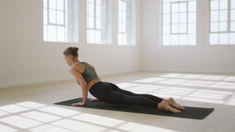Gesunde-Yoga-Frau-Praktiziert-Kobra-Pose-Und-Genießt-Den-Fitness-Lebensstil,-Trainiert-Im-Studio-Und-Dehnt-Schönes-Körpertraining-Auf-Der-Trainingsmatte