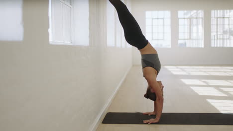 Gesunde-Yoga-Frau-Praktiziert-Handstand-Pose-Und-Genießt-Den-Fitness-Lebensstil,-Trainiert-Im-Studio-Und-Dehnt-Schönes-Körpertraining-Auf-Der-Trainingsmatte