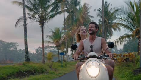 Glückliches-Paar-Fährt-Auf-Einem-Roller-Auf-Einer-Tropischen-Insel-Und-Genießt-Ein-Romantisches-Abenteuer-Bei-Der-Erkundung-Wunderschöner-Reiseziele-Auf-Einer-Motorradfahrt-Im-Morgennebel