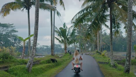 Pareja-De-Viajes-Montando-Scooter-En-Una-Isla-Tropical-Con-Patos-Caminando-Por-La-Carretera-Explorando-Un-Hermoso-Destino-De-Viaje-En-Motocicleta-En-La-Niebla-De-La-Mañana