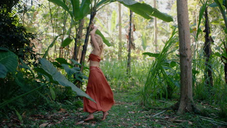Mujer-De-La-Naturaleza-Bailando-En-El-Bosque-Disfrutando-De-La-Danza-Con-Giro-En-La-Exuberante-Selva-Tropical-4k