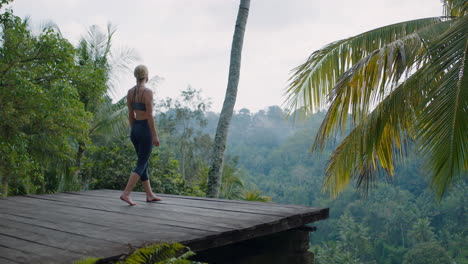 Mujer-De-Yoga-Practicando-Pose-De-Oración-Al-Aire-Libre-En-La-Selva-Tropical-Disfrutando-Del-Ejercicio-De-Atención-Plena-4k