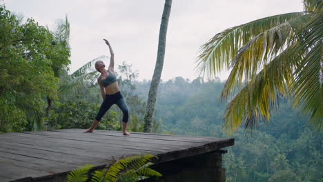 Mujer-De-Yoga-Practicando-Pose-De-Señor-De-La-Danza-Al-Aire-Libre-En-La-Selva-Tropical-Disfrutando-Del-Ejercicio-De-Atención-Plena-4k