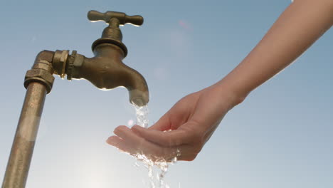 Frau-Wäscht-Sich-Die-Hände-Unter-Dem-Wasserhahn-Und-Spült-Mit-Frischem-Wasser-Aus-Dem-Wasserhahn.-Konzept-Zum-Wassersparen