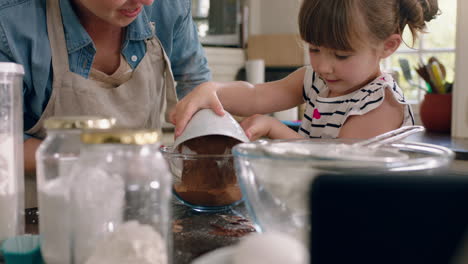 Schönes-Kleines-Mädchen-Hilft-Mutter-Beim-Backen-In-Der-Küche-Und-Mischt-Zutaten,-Backt-Schokoladen-Cupcakes-Und-Bereitet-Zu-Hause-Ein-Rezept-Vor