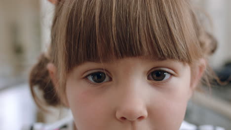 Nahaufnahme-Eines-Porträts-Eines-Schönen-Kleinen-Mädchens-Mit-Entzückendem-Gesichtsausdruck,-Das-In-Die-Kamera-Blickt