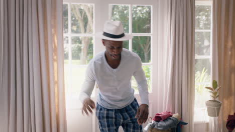 Gracioso-Hombre-Afroamericano-Bailando-En-El-Dormitorio-Divirtiéndose-Celebrando-Sentirse-Positivo-Disfrutando-De-Un-Estilo-De-Vida-Exitoso-Haciendo-Un-Baile-Tonto-En-Casa-El-Fin-De-Semana-Por-La-Mañana-Usando-Pijamas