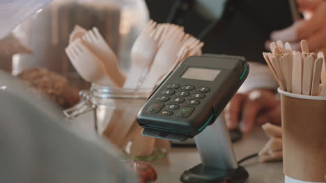 Nahaufnahme-Eines-Kunden,-Der-Mit-Kreditkarte-Bezahlt,-Kontaktloses-Bezahlen,-Geld-Ausgeben-Im-Café-Mit-Digitalem-Transaktionsservice
