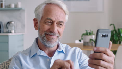 Gehörloser-Mann-Beim-Video-Chat,-Smartphone-In-Gebärdensprache-Haltend,-Großvater-Winkt-Und-Genießt-Die-Verbindung-Beim-Chatten-Auf-Dem-Mobiltelefon