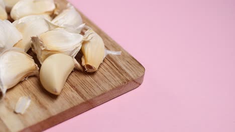 Close-up-pf-garlic-on-pink-background