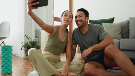 Couple,-selfie-and-kiss-with-fitness