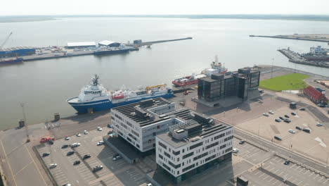 Luftaufnahme-Des-Hafens-Von-Esbjerg,-Einem-Der-Größten-Häfen-Der-Nordsee.-Blick-Aus-Der-Vogelperspektive-Auf-Das-Frachtschiff,-Das-Am-Dock-Auf-Export--Und-Importgeschäfte-Und-Logistik-Wartet