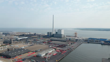 Blick-über-Die-Stadt-Esbjerg-Mit-Seinem-Hafen-Und-Dem-Schornstein-Des-Kohle--Und-ölkraftwerks.-Dieser-Schornstein-Ist-Der-Höchste-In-Skandinavien