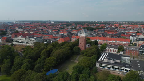 Slider-Luftaufnahme-über-Das-Denkmal-Des-Wasserturms-In-Esbjerg,-Dänemark.-Dieses-Ikonische-Historische-Wahrzeichen-Befindet-Sich-Auf-Einer-Klippe-Und-Auf-Dem-Dach-Können-Sie-Ein-Malerisches-Panorama-Der-Stadt-Genießen