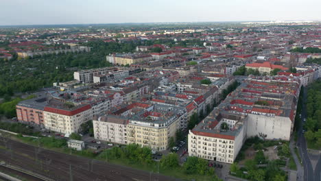 Vista-Aérea-De-Bloques-De-Edificios-Residenciales-En-El-Barrio-Urbano.-Vista-De-ángulo-Alto-De-La-Ciudad.-Berlín,-Alemania