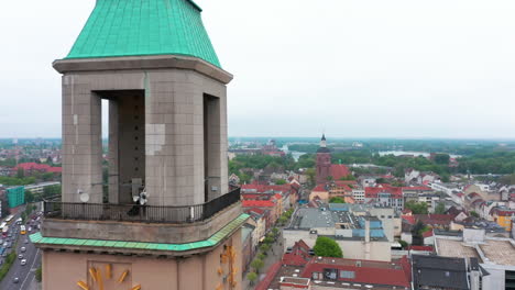 Zurückziehen-Des-Spandauer-Rathausturms-Mit-Turmuhren.-Luftbild-Der-Altstadt-Und-Der-Vielspurigen-Straße.-Berlin,-Deutschland