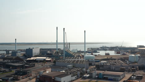 Luftbild-Von-Schornsteinen-Der-Petrochemischen-Industrie-In-Esbjerg,-Dänemark,-Seehafen.-Der-Seehafen-Esbjerg-Ist-Einer-Der-Wichtigsten-Häfen-In-Der-Nordsee-Für-öl--Und-Gasfelder