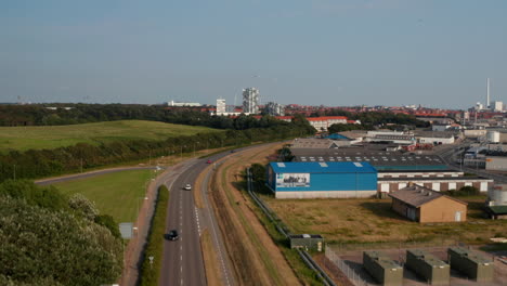 Vista-Aérea-Del-área-Industrial-De-Esbjerg,-Dinamarca.-Vista-De-Dron-Que-Muestra-La-Torre-Esbjerg-En-Construcción-En-Segundo-Plano