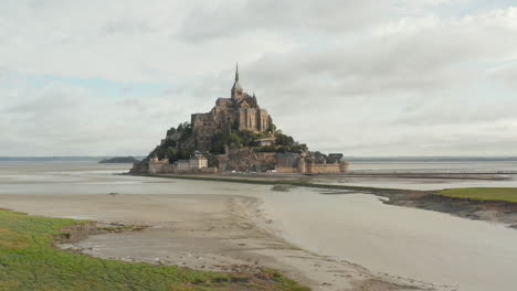 Beautiful-Mont-Saint-Michel-in-French-Normandy,-Aerial-Establisher-forward