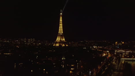 Eiffelturm-Und-Seine-Bei-Nacht.-Luftaufnahmen-Von-Beleuchteten-Wahrzeichen-Und-Der-Umliegenden-Stadtentwicklung.-Paris,-Frankreich
