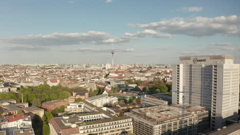 Antena:-Pasando-Por-El-Edificio-Del-Hospital-Charite-En-Berlín,-Alemania-En-Tiempos-De-Covid-19-Coronavirus