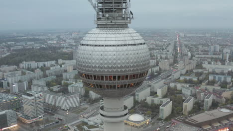 Día-Nublado-Sobre-Berlín,-Alemania-Con-La-Famosa-Torre-De-Televisión-Y-El-Paisaje-Urbano-Gris,-Vista-Aérea-De-Pájaros-Vista-De-Arriba-Hacia-Abajo-Perspectiva-De-Drones