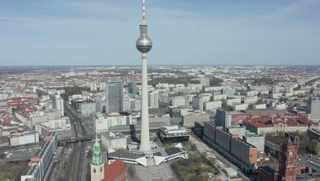Antenne:-Weiter-Blick-Auf-Das-Leere-Berlin,-Deutschland-Alexanderplatz-Fernsehturm-Ohne-Menschen-Oder-Autos-An-Einem-Schönen-Sonnigen-Tag-Während-Der-Covid-19-Coronavirus-Pandemie-März-2020