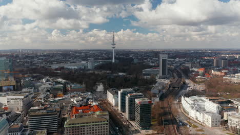 Lufttransportwagen-Mit-Blick-Auf-Den-Heinrich-Hertz-Fernsehturm-Und-Das-Hamburger-Stadtbild