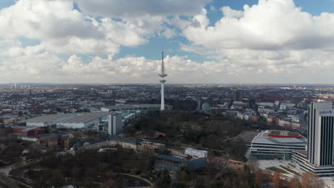 Torre-De-Televisión-Heinrich-Hertz-En-Hamburgo-Elevándose-Sobre-El-Centro-Urbano-De-La-Ciudad