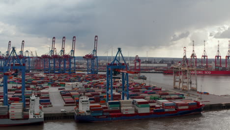 Frachtschiffe-Warten-Auf-Entladung-Im-Großen-Containerhafen-In-Hamburg