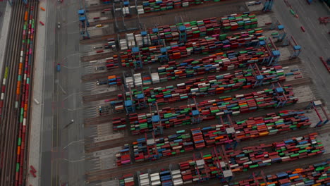 Luftaufnahme-Eines-Großen-Frachtcontainerterminals-In-Hamburg-Mit-Automatisierten-Kränen,-Die-Bunte-Container-Sortieren