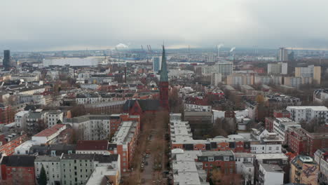 Luftaufnahme-Der-Peterskirche-In-Hamburg-Umgeben-Von-Städtischen-Mehrfamilienhäusern