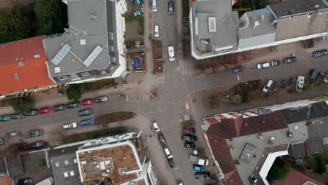 Absteigende-Luftaufnahme-Von-Fußgängern-Und-Autos-An-Einer-Straßenkreuzung-In-Einem-Städtischen-Wohngebiet-In-Hamburg