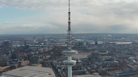 Luftwagen-Aus-Blick-Auf-Den-Hohen-Weißen-Heinrich-Hertz-Fernsehturm,-Der-Sich-über-Dem-Stadtbild-Von-Hamburg-Erhebt
