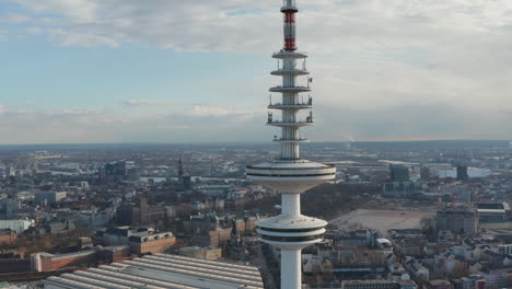 Nahaufnahme-Der-Aussichtsplattform-Auf-Dem-Heinrich-Hertz-Fernsehturm,-Der-Sich-über-Dem-Hamburger-Stadtbild-Erhebt