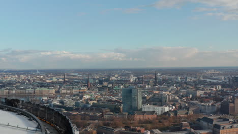 Luftbild-Der-Hamburger-Innenstadt-Mit-Berühmten-Gebäuden-Und-Wahrzeichen-Hinter-Der-Aussichtsplattform-Des-Heinrich-Hertz-Fernsehturms