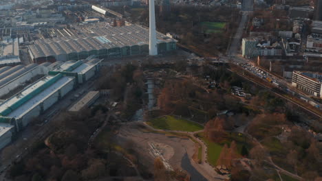 Luftbild-Eines-Großen-öffentlichen-Parks-Vor-Dem-Heinrich-Hertz-Fernsehturm-Und-Dem-Städtischen-Stadtzentrum-Von-Hamburg,-Deutschland