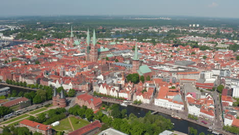 Vista-Panorámica-Aérea-Del-Centro-De-La-Ciudad-Medieval.-Los-Edificios-Históricos-De-Ladrillo-Son-Parte-Del-Sitio-Del-Patrimonio-Mundial-De-La-Unesco.-Lübeck,-Schleswig-Holstein,-Alemania