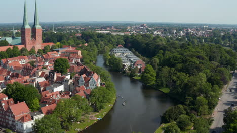 Incline-Hacia-Arriba-La-Revelación-De-La-Catedral-De-Luebeck,-Una-Gran-Iglesia-Luterana-Construida-Con-Ladrillos.-Hacia-Adelante-Vuela-Sobre-El-Río-Trave-Que-Fluye-Alrededor-Del-Centro-Histórico-De-La-Ciudad.-Lübeck,-Schleswig-Holstein,-Alemania