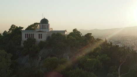 Luftaufnahme-Des-Nationalen-Observatoriums-Von-Athen-Auf-Einem-Hügel-Während-Der-Goldenen-Stunde-Bei-Sonnenuntergang