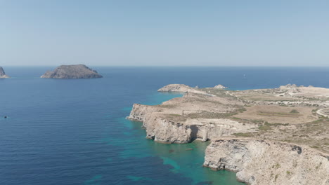 Toma-Aérea-Amplia-De-La-Isla-Griega-Milos-En-Verano-Con-El-Mar-Egeo-Azul-Turquesa