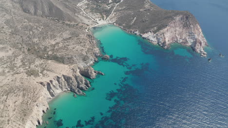 Weite-Drohnenansicht-über-Der-Strandbucht-Der-Griechischen-Insel-Milos-Im-Sommer-Mit-Türkisblauem-Ägäischen-Meer
