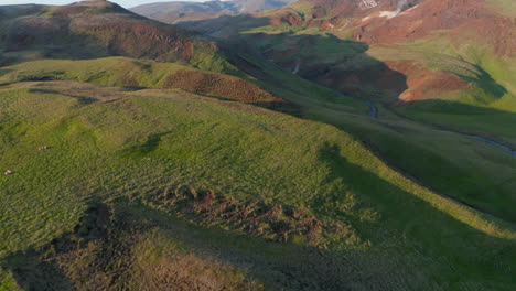 Vista-De-Drones-Del-Cañón-Y-El-Río-De-Las-Montañas-Thorsmork-En-Islandia.-Vista-Aérea-Del-Valle-Con-Laderas-Cubiertas-De-Musgo