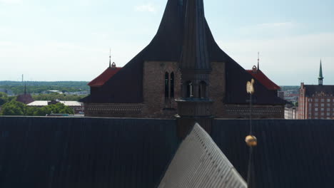 Überfliegen-Sie-Das-Dach-Der-Marienkirche-Nach-Vorne.-Gebäude-Im-Gotischen-Backsteinstil-Mit-Türmchen