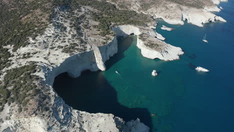 Luftbild-Mit-Blick-Auf-Die-Tropische-Inselbucht-Mit-Weißen-Felsen-Und-Höhlen