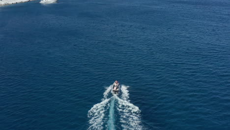 Antenne-Eines-Motorboots-Auf-Blauem-Ozean,-Das-Das-Unbekannte-Erkundet